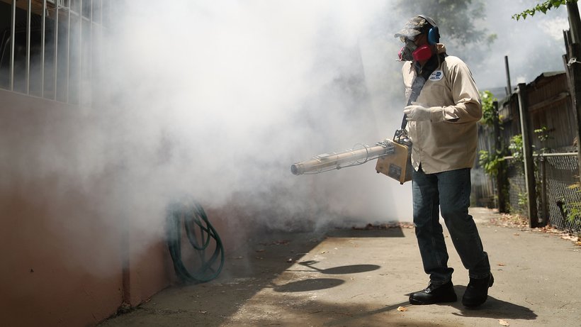  Ein Staatsangestellter versprüht Insektizide zur Moskito-Bekämpfung in Miami, Florida, im August 2016. Der Anlass: neue Zika-Fälle in der Küstenstadt. © Joe Raedle/Getty Images 