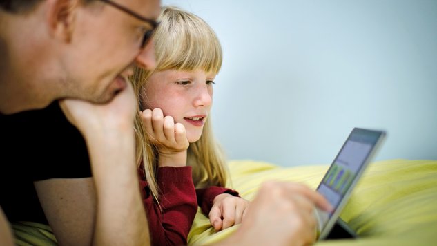Lernen mit Papa © Janine Schmitz/Photothe/Getty Images