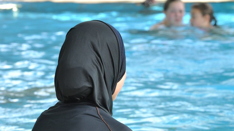  Ein Mädchen im Burkini in einem Freibad in Freiburg (Archivbild) ©Rolf Haid
