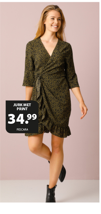 Casual en stoer met deze mooie dames jurk. De wikkeljurk is verfraaid met een allover animalprint en heeft een v-hals en een striksluiting. Met ruffles rondom de boorden en flaires mouwen. Een mix van sierlijke details en een romantische look.