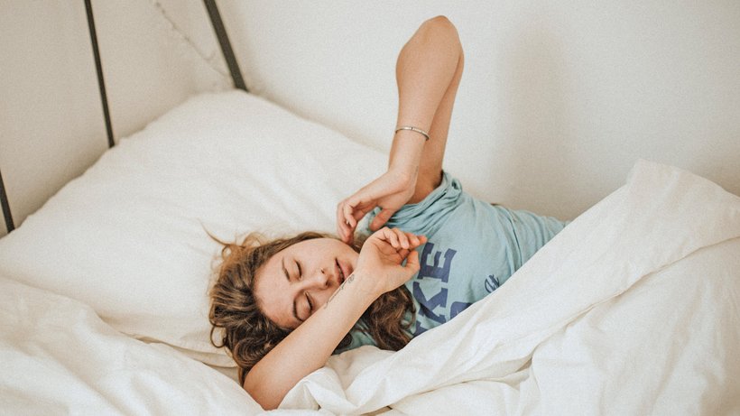  Ausreichend Schlaf ist wichtig für die Gesundheit. Laut einer Studie der TK schlafen vor allem Menschen mit unregelmäßigen Arbeitszeiten schlecht. © Kinga Cichewicz/unsplash.com 