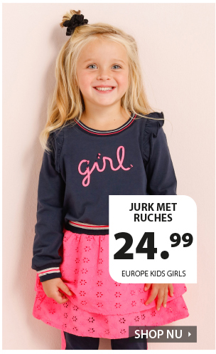 Famous girl! Supertof en girly jurkje voor meisjes. Verfraaid met opvallende details zoals ruches, gestreepte boorden en een frontprint. De rok is zwierig en de stof valt mooi geplooid.