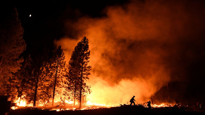  Ein Feuerwehrmann kämpft gegen eines der Buschfeuer in Nordkalifornien im Oktober 2017. © Noah Berger/Reuters 