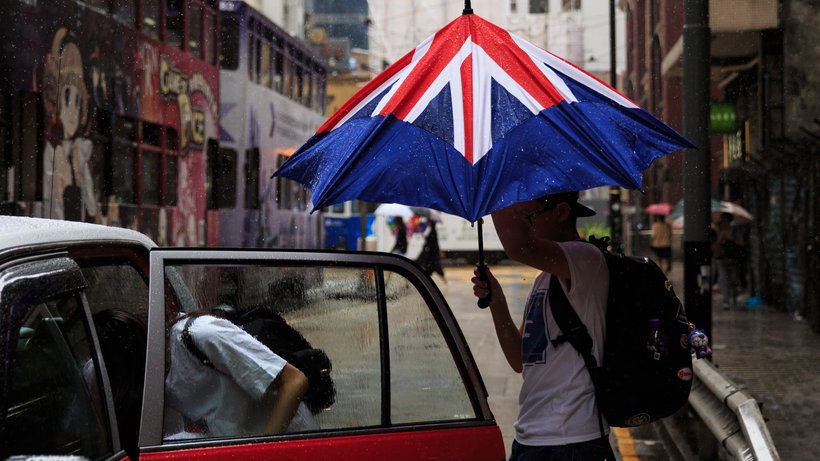  Wer ins Auto steigt und den Regenschirm zusammenklappt, wird meist richtig nass. © Anthony Wallace/Getty Images 