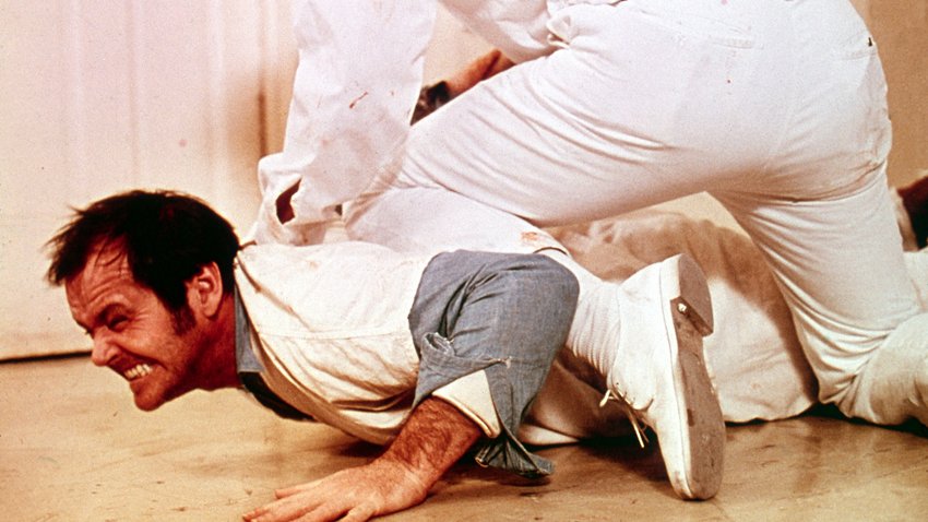  Psychiatriekritik wird zum Kinohit: Im Film "Einer flog über das Kuckucksnest" von 1975 wehrt sich die Hauptfigur, gespielt von Jack Nicholson, gegen die Zustände in geschlossenen Anstalten. © Republic Pictures/Republic Pictures/Getty Images 