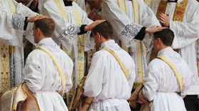  Vier junge Männer werden zu Priestern geweiht. © Armin Weigel/dpa 