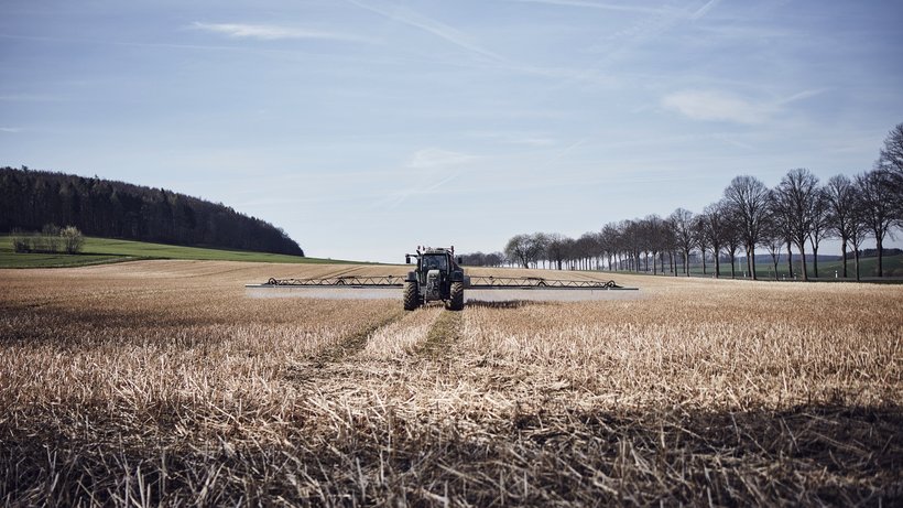 Ein Traktor fährt über ein Feld und bringt Glyphosat aus. © Steven Lüdtke/Forum Moderne Landwirtschaft/dpa 