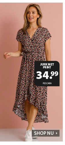 Perfect voor een sierlijke zwierige zomerlook! Deze jurk met allover bloemenprint zit heerlijk comfortabel en valt lekker rondom het lichaam. Verfraaid met allover bloemenprint en voorzien van een elastische boord en ceintuur rondom de taille. Met korte mouwen en met een v-hals. De achterzijde is iets langer dan de voorzijde en door de ruches krijgt de jurk een extra zomerse look.