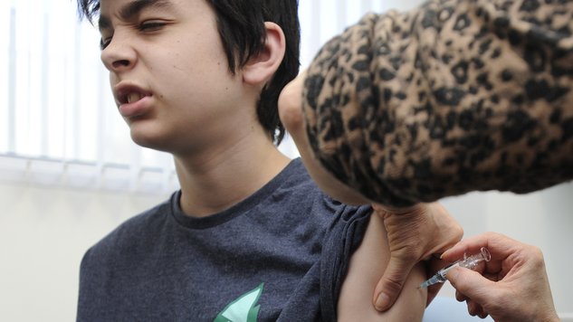  Ein Junge in Wales wird gegen Masern geimpft. © Rebecca Naden/Reuters