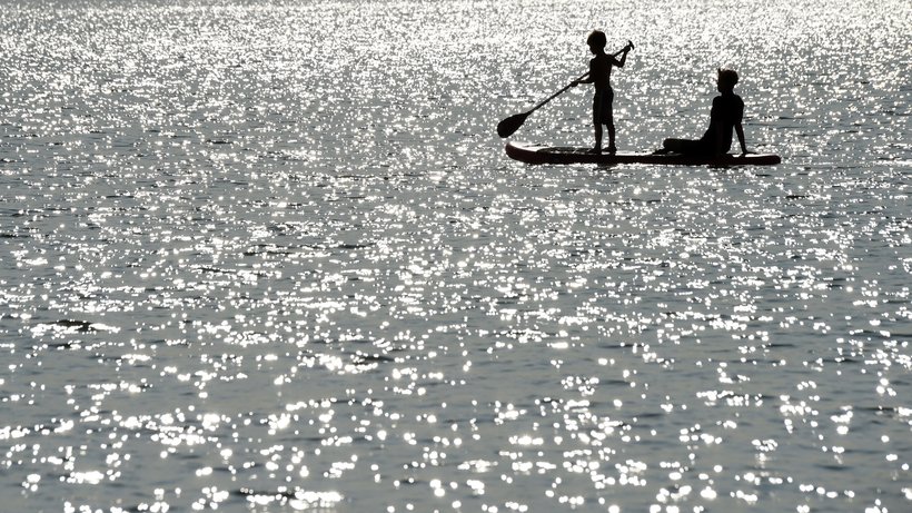  Vater mit Sohn am Ammersee. Familien in Deutschland sollen um insgesamt knapp zehn Milliarden Euro entlastet werden. © Christof Stache/AFP/Getty Images