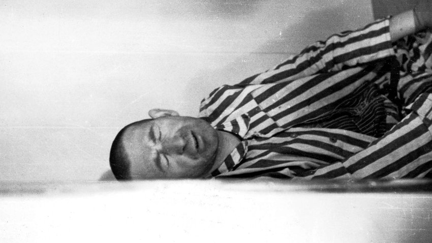  Im Konzentrationslager Dachau missbrauchten Ärzte um 1940 Gefangene für grausame Versuche. Dieser Mann wurde extremem Luftdruck ausgesetzt – ein Experiment, dass die Auswirkungen von Falschschirmsprüngen simulieren sollte. Hier sieht man ihn extrem geschwächt nach dem Experiment. © Popperfoto/Getty Images 