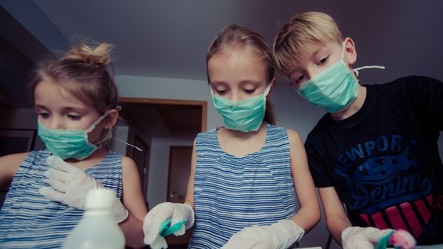 Kinder können nicht nur Ärztin spielen, sondern auch lernen, was sie in echten Notfällen tun sollen. © Janko Ferlic/Pexels