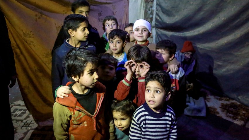  Kinder in einem Luftschutzkeller in Ostghuta © Hamza al Ajweh/AFP/Getty Images 