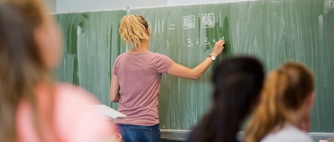 Eine Lehrerin beim Mathematikunterricht an einer integrierten Gesamtschule © Julian Stratenschulte/dpa