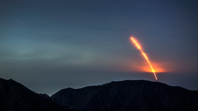  Die Rakete der Nasa, die die Raumsonde "InSight" transportiert, fotografiert vom San Gabriel Gebirszug in Kalifornien © David McNew/Getty Images 