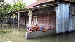 Bangladesch: Der südasiatische Staat im Mündungsdelta dreier Flüsse wird häufig überschwemmt. Auch deshalb verlässt jedes Jahr eine halbe Million Bangladescher ihre Heimat. Die Auswanderung kostet pro Person etwa drei durchschnittliche Jahresgehälter. © G.M.B. Akash/Panos Pictures/VISUM