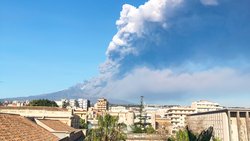 Aschewolken über Catania nach dem Ausbruch des Ätnas am Heiligen Abend 2018 © Antonio Zanghì/Getty Images