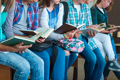 Jugendliche sitzen und lesen