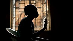 Eine 16-jährige HIV-kranke Kenianerin erinnert sich daran, wie ihre Mutter an AIDS verstarb. © Ben Curtis/AP/dpa