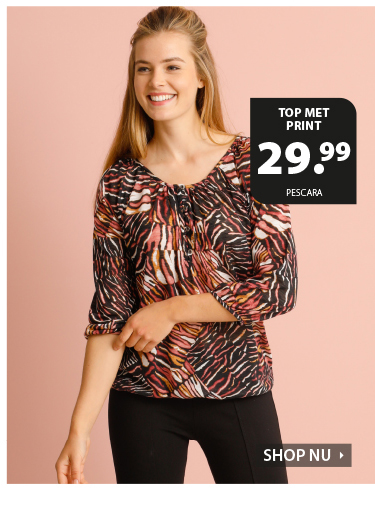 Trendy dames blouse met allover print. Deze blouse heeft driekwart mouwen en een elastische boord aan de onderzijde. Met een ronde hals en knoopjes aan de voorzijde.