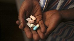 Ein neunjähriger Südafrikaner zeigt im November 2014 seine Medikamente gegen das HI-Virus. © Siphiwe Sibeko/Getty Images