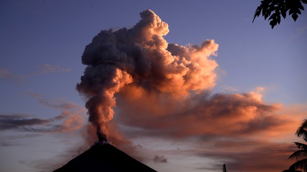 Der Vulkan Soputan, der jetzt auf Sulawesi Asche spuckt, ist sehr aktiv. Hier ein Bild aus dem Jahr 2016 © Adi Dwi Sartya/Getty Images