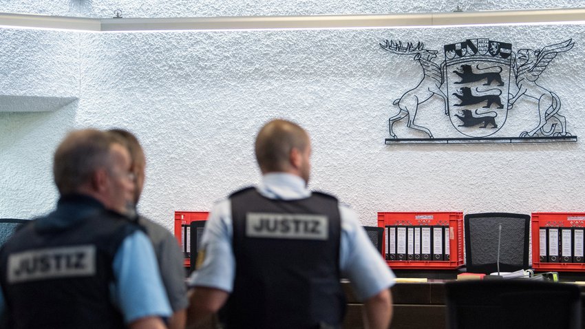  Am Landgericht Stuttgart stehen drei Menschen vor Ort, die eine Frau in die Türkei entführt und dort zwangsverheiratet haben sollen. © Sebastian Gollnow/dpa 