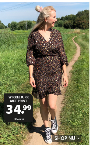 Casual en stoer met deze mooie dames jurk. De wikkeljurk is verfraaid met een allover print en heeft een v-hals en een striksluiting. Met ruffles rondom de boorden en flaires mouwen. Een mix van sierlijke details en een romantische look