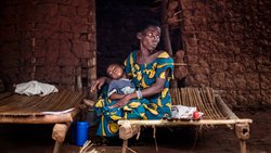 Eine Mutter sucht mit ihrem Kind Hilfe in einer provisorischen Rettungsstelle, nachdem in ihrem Dorf im kongolesischen Distrikt Muma Malaria ausgebrochen ist. © John Wessels/AFP/Getty Images