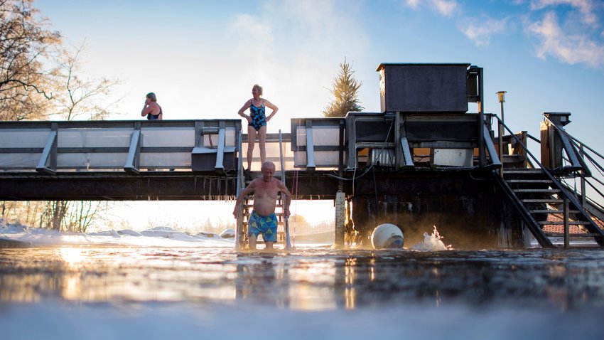  Aus der Sauna direkt ins Eiswasser: So machen es die Finnen. Wer an einer Herzerkrankung leidet, muss aber aufpassen. © Olivier Morin/AFP/Getty Images 