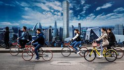 Um Treibhausgasemissionen zu reduzieren, muss sich der Verkehr weltweit verändern. Natürlich geht es nicht nur mit Fahrrädern, sondern vor allem mit CO2-freien Motoren. © Kevin Frayer/Getty Images