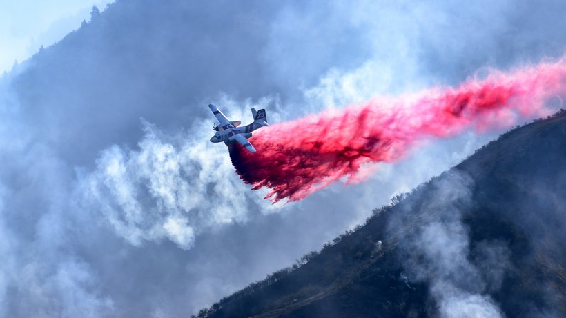  Verzweifelt gegen die Flammen: Seit Tagen versuchen Einsatzkräfte die Brandherde in Kalifornien unter Kontrolle zu bekommen. © Ronen Tivony/NurPhoto/Getty Images 