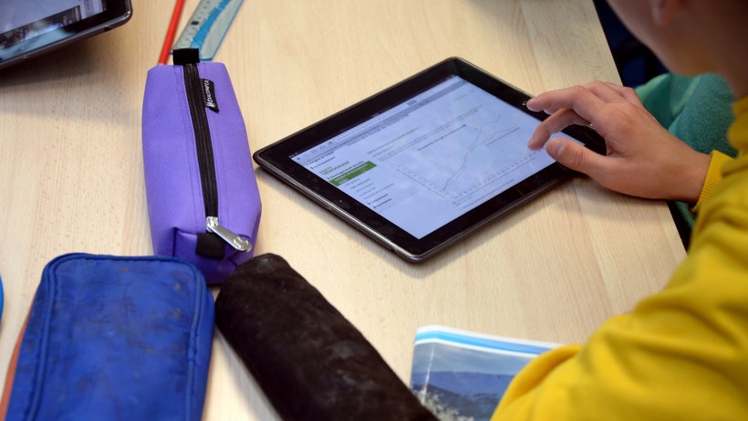  Schüler mit Tablet: Der Koalitionsvertrag verspricht, die Schulen besser digital auszustatten. © Damien Meyer/AFP/Getty Images 