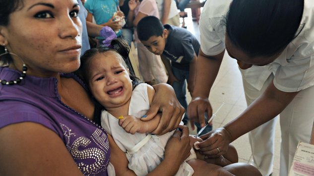 In einem Gesundheitszentrum in Managua, Nicaragua, impft im Januar 2011 eine Krankenschwester ein Kind gegen Pneumokokken. © Elmer Martinez/AFP/Getty Images