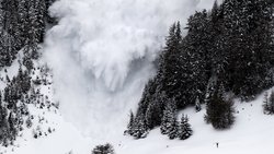 Lawinengefahr: Die meterhohen Schneewellen können Menschen in Sekundenbruchteilen unter sich begraben. © Jean-Christophe Bott/dpa