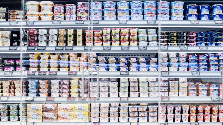  Gesund, gesünder, völlig ungesund: Um Produkte im Supermarkt auf ihren Fett- und Zuckergehalt zu prüfen, wird seit einigen Jahre über Sinn und Zweck einer Ampelkennzeichnung diskutiert. © Rolf Vennenbernd/dpa 