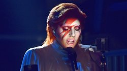 Lady Gaga als David Bowie als Ziggy Stardust: Der Rahmen, in dem Geschlechter gesellschaftlich agieren dürfen, kann sich innerhalb einer Hashtag-Debatte ändern. © Larry Busacca/Getty Images