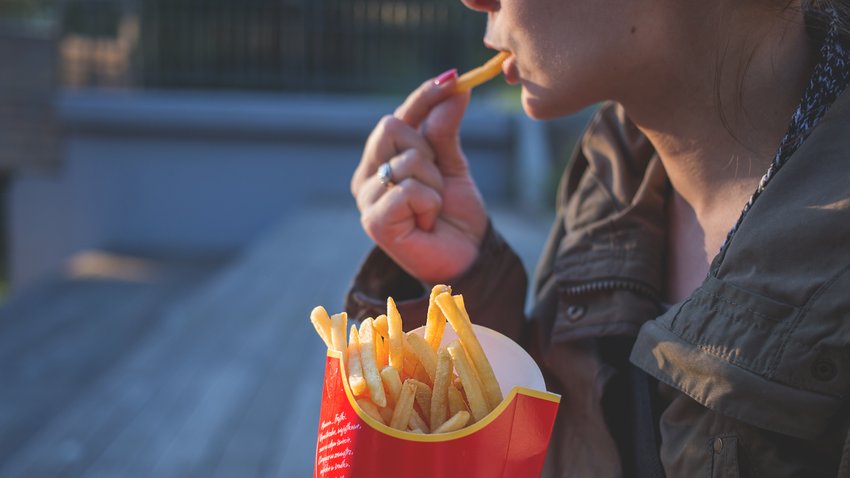  Fast-Food-Ketten wissen genau, was sie tun: Das Essen schmeckt überall gleich. Das spricht das Gewohnheitstier in uns an. © freestocks/Pexels 