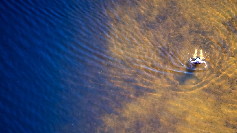  Nicht stark bevölkert, aber sauber: Im Altwarmbüchener See bei Hannover lässt sich noch schwimmen. © Julian Stratenschulte/dpa 
