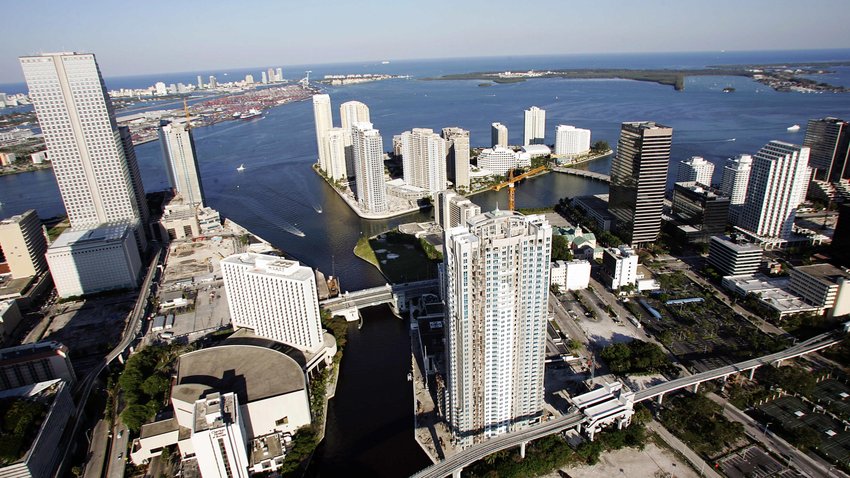  Die US-amerikanische Küstenstadt Miami – steigt der Meeresspiegel so dramatisch, wie die Forscher voraussagen, könnte 2100 Wasser sein, wo jetzt noch Straßen zu sehen sind. © Roberto Schmidt/Getty Images 