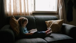Wer vorgelesen bekommt, lernt leichter selber lesen. © Josh Applegate/unsplash.com
