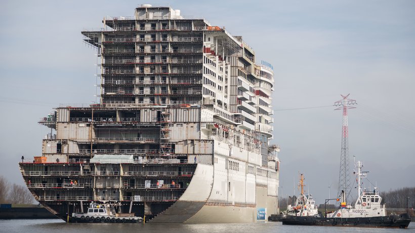  Wird als erstes Kreuzfahrtschiff weltweit mit Flüssiggas betrieben: Die "Aida Nova", hier im Februar 2018, wo sie in der Papenburger Meyer-Werft zusammengebaut wird. © Mohssen Assanimoghaddam/dpa 