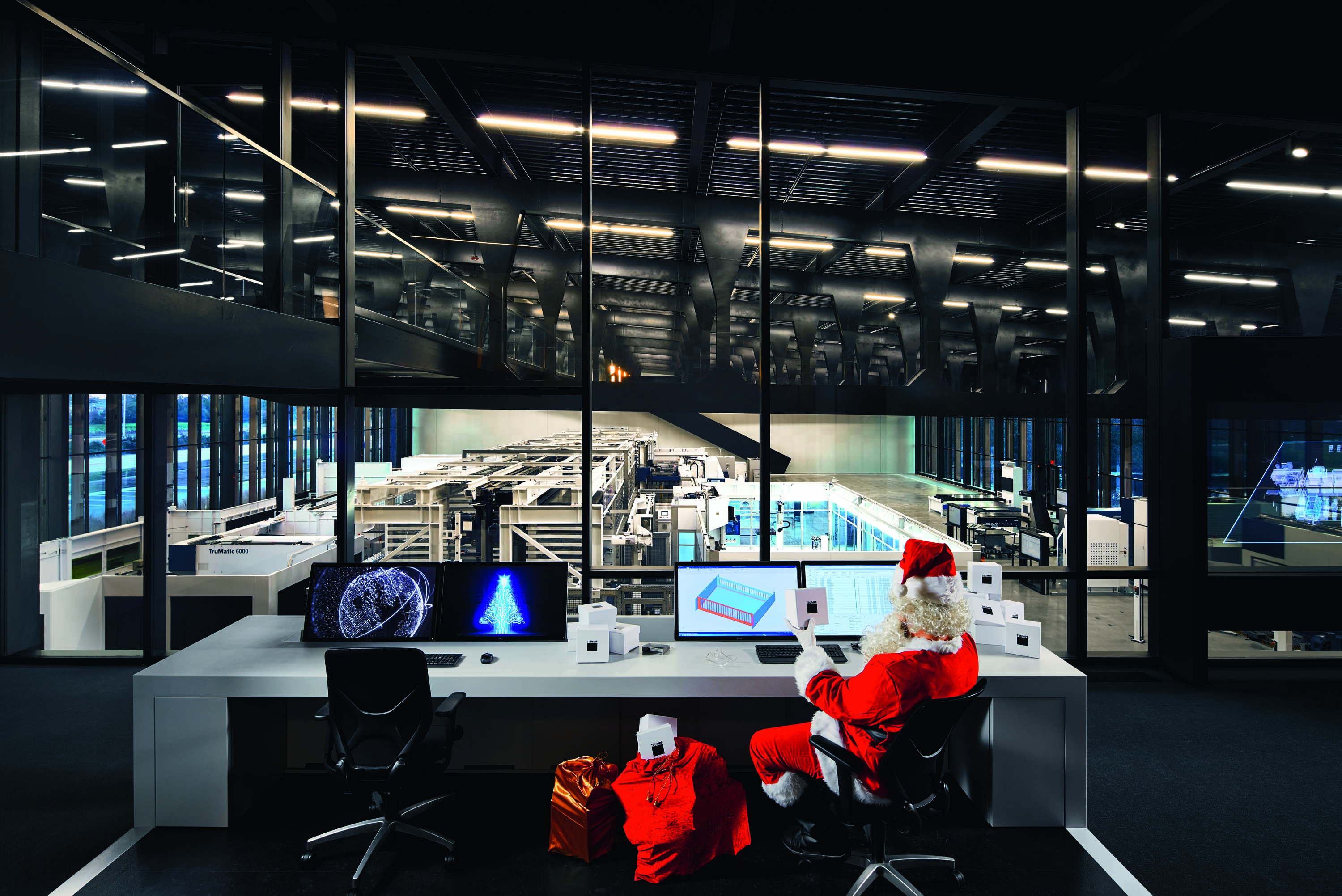 Der Weihnachtsmann in der Schaltzentrale der TRUMPF Smart Factory Chicago