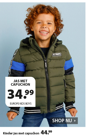 Stoere gewatteerde winterjas voor jongens. Deze jas heeft een mooie blauwe kleur en is verfraaid met sportieve witte strepen en tekst tape over de mouwen. Met een ritssluiting, ritszakken en een afneembare capuchon. De boorden zijn elastisch en de jas heeft een heuplengte.