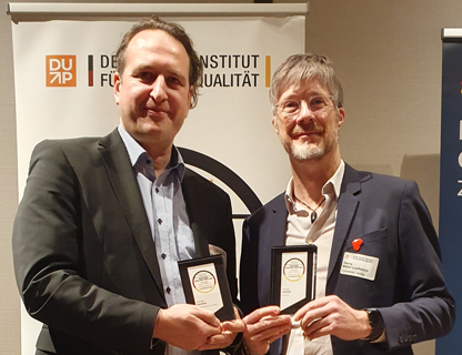 Björn Hoffmann (links) und Georg Müller-Loeffelholz (rechts) mit dem Deutsche Exzellenz-Preise für KI-Tools von Cornelsen und Duden Learnattack 