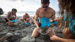 Spanische Freiwillige filtern an der Küste Plastikteile aus dem Sand. © Desiree Martin/AFP/Getty Images