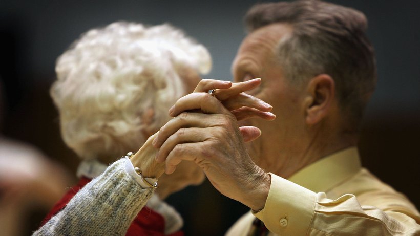  Ein älteres Paar tanzt. Regelmäßiges Tangotanzen verbessert bei Parkinson-Patienten die Beweglichkeit. © Christopher Furlong/Getty Images 