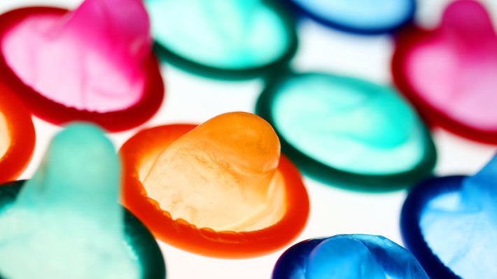 Eine Möglichkeit: das Kondom. Aber was ist eigentlich ein Femidom? © Oliver Berg/dpa