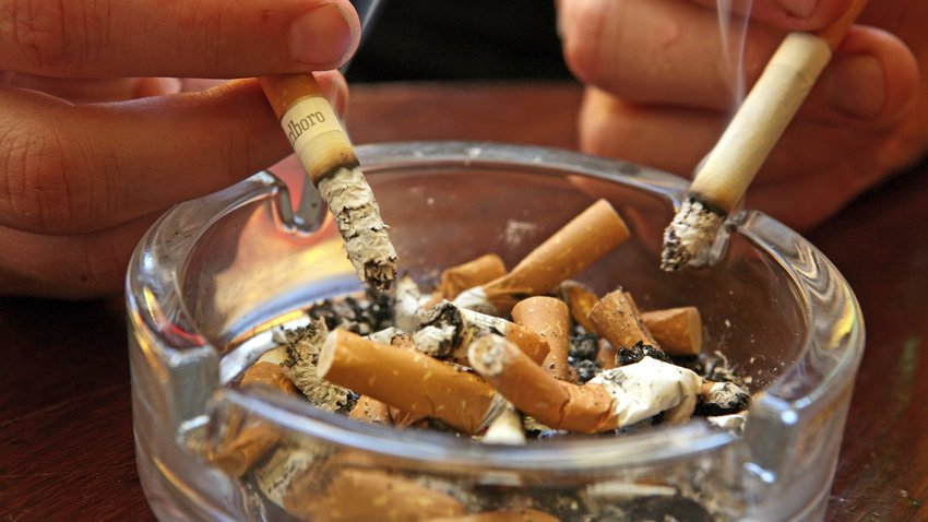  Das Deutsche Krebsforschungszentrum rät grundsätzlich davon ab, in Innenräumen zu rauchen. © Matt Cardy/Getty Images 