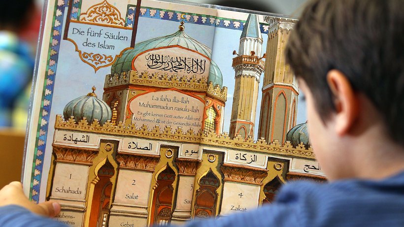  Ein Schüler des islamischen Religionsunterrichts in Bonn © Oliver Berg/dpa